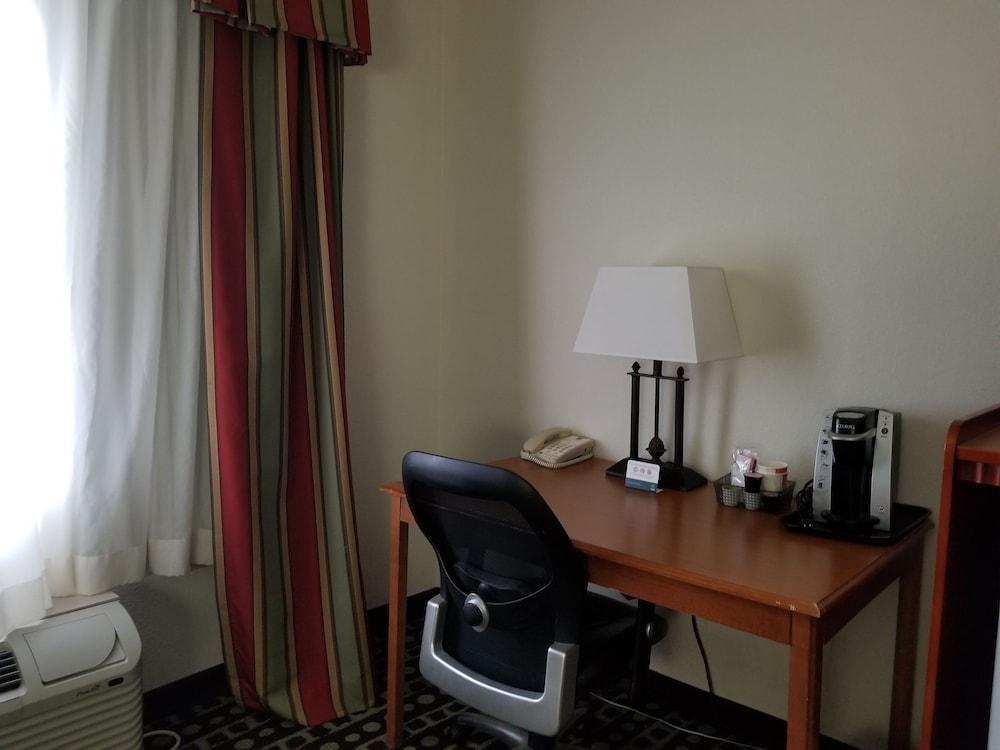 Quality Inn Fayetteville Near Historic Downtown Square Exteriör bild